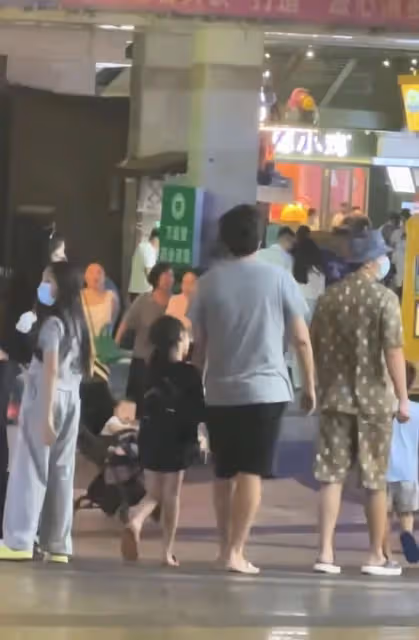 雷佳音一家三口罕同框!老婆穿短裙美貌似女團,11歲女兒身高矚目