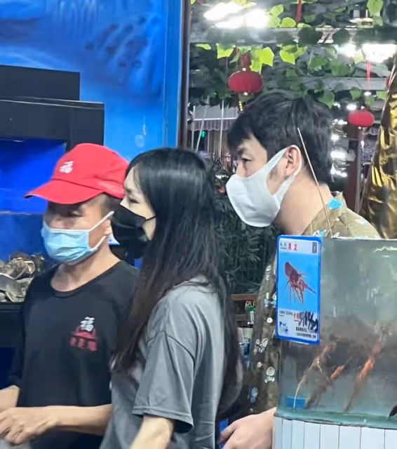 雷佳音一家三口罕同框！老婆穿短裙美貌似女團，11歲女兒身高矚目