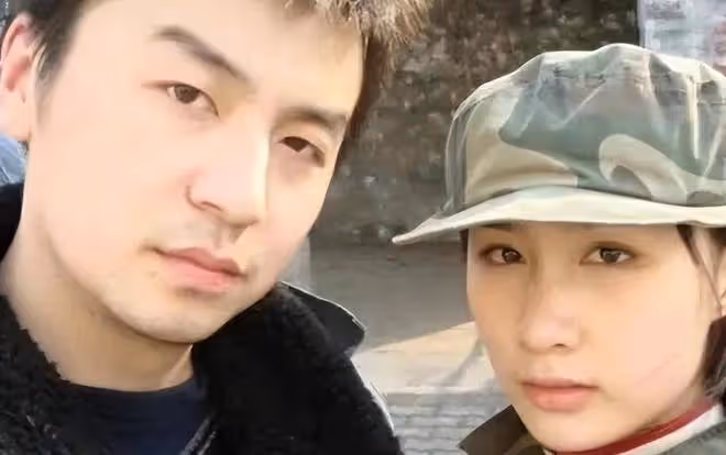 雷佳音一家三口罕同框！老婆穿短裙美貌似女團，11歲女兒身高矚目