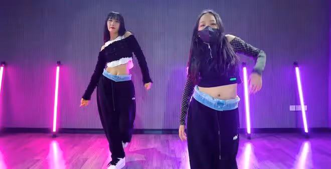 雷佳音一家三口罕同框！老婆穿短裙美貌似女團，11歲女兒身高矚目