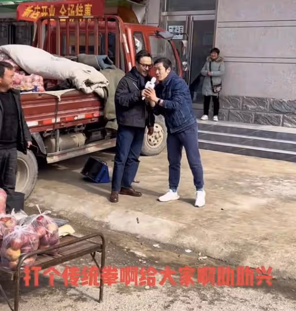 汪涵河南農村路邊攤賣藝,與水果攤主摟肩唱歌,坐小馬扎鬍子花白
