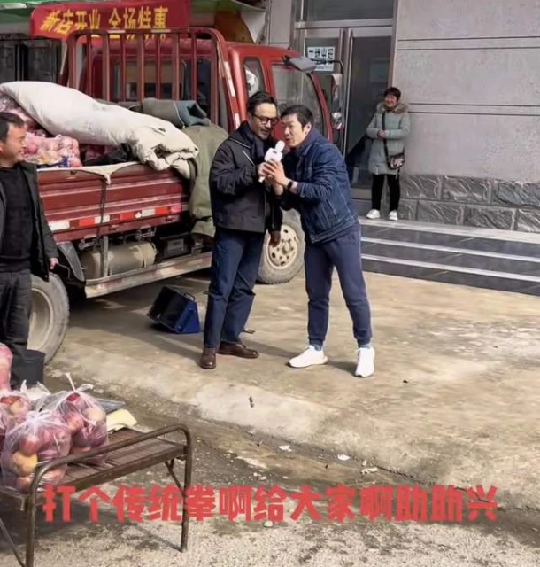 汪涵河南農村路邊攤賣藝,與水果攤主摟肩唱歌,坐小馬扎鬍子花白