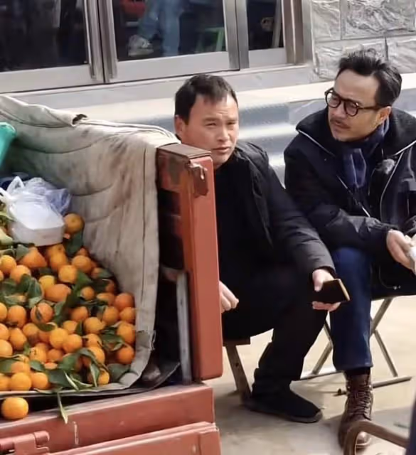 汪涵河南農村路邊攤賣藝,與水果攤主摟肩唱歌,坐小馬扎鬍子花白