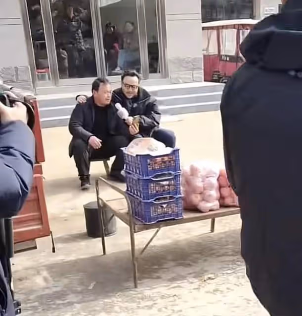 汪涵河南農村路邊攤賣藝,與水果攤主摟肩唱歌,坐小馬扎鬍子花白