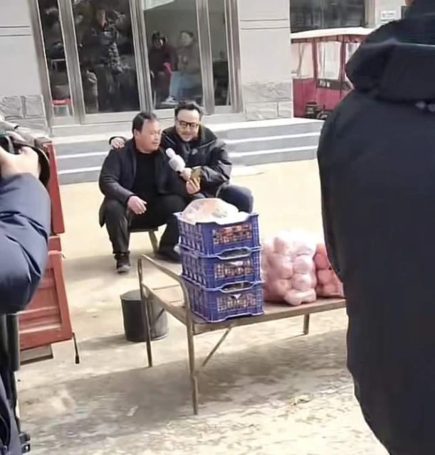 汪涵河南農村路邊攤賣藝,與水果攤主摟肩唱歌,坐小馬扎鬍子花白