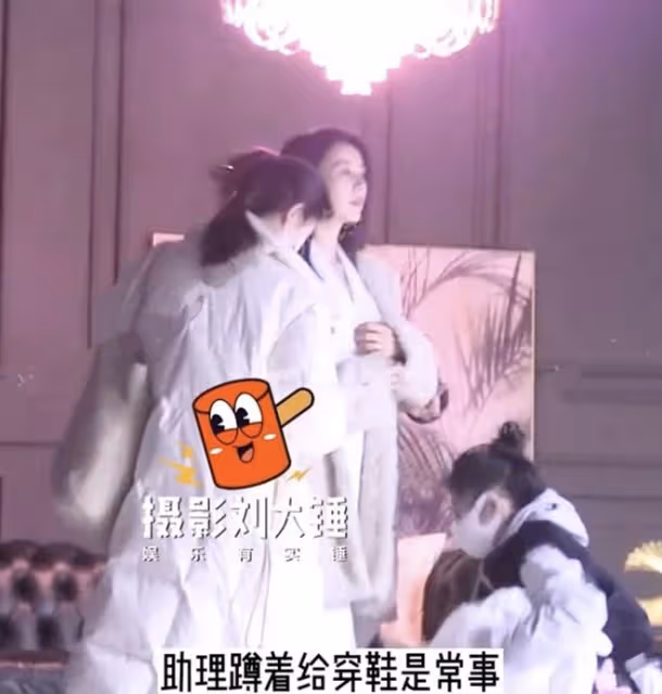 高圓圓也耍大牌?被多名工作人員圍繞,獲助理蹲地上穿鞋惹爭議