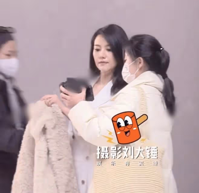 高圓圓也耍大牌?被多名工作人員圍繞,獲助理蹲地上穿鞋惹爭議
