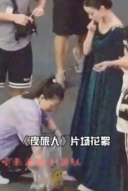 高圓圓也耍大牌？被多名工作人員圍繞，獲助理蹲地上穿鞋惹爭議