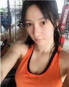 40歲柳岩去健身房被拍,累到衣服被汗水浸濕,大腿肉過於真實!