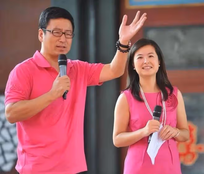 曾經是央視主持的張泉靈採訪時,直言:我這輩子最正確的決定,就是為大18歲的高官丈夫生兒子
