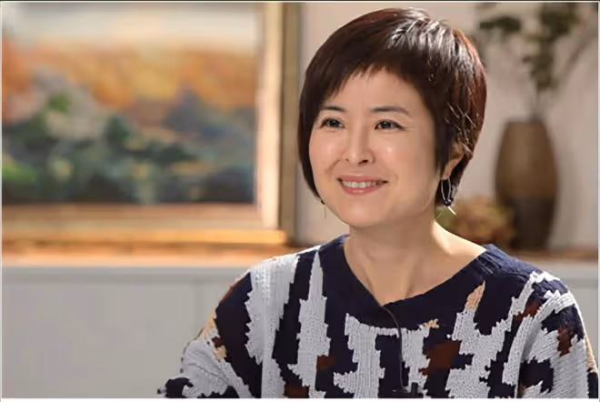 曾經是央視主持的張泉靈採訪時,直言:我這輩子最正確的決定,就是為大18歲的高官丈夫生兒子