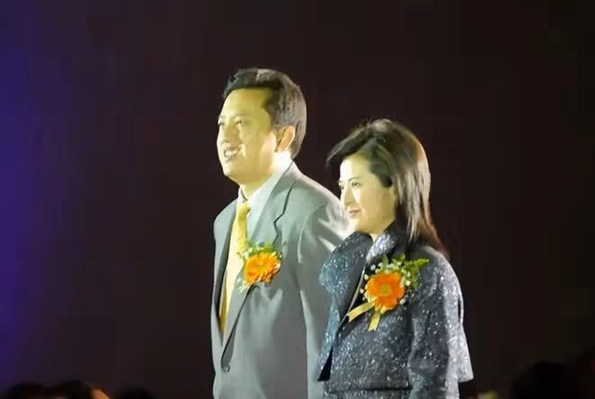 曾經是央視主持的張泉靈採訪時,直言:我這輩子最正確的決定,就是為大18歲的高官丈夫生兒子