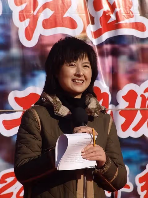 曾經是央視主持的張泉靈採訪時,直言:我這輩子最正確的決定,就是為大18歲的高官丈夫生兒子