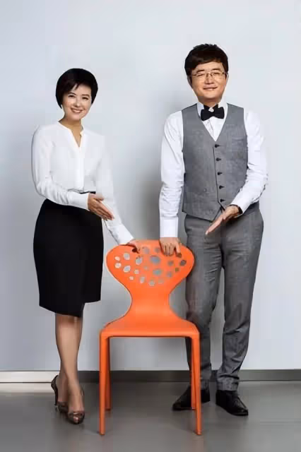曾經是央視主持的張泉靈採訪時,直言:我這輩子最正確的決定,就是為大18歲的高官丈夫生兒子