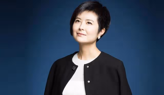 曾經是央視主持的張泉靈採訪時,直言:我這輩子最正確的決定,就是為大18歲的高官丈夫生兒子