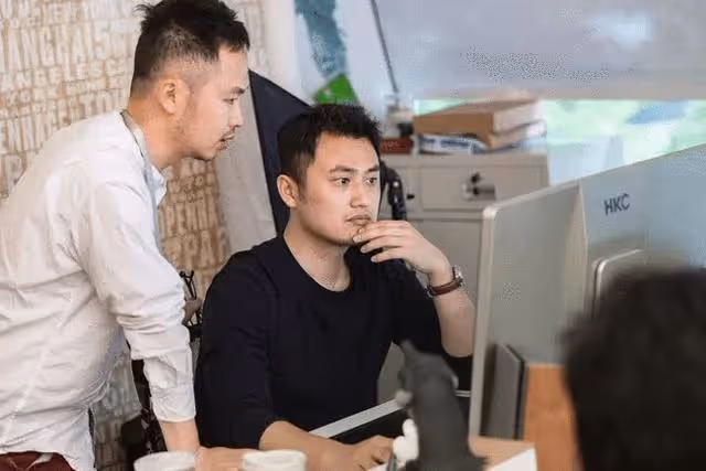 曾經是央視主持的張泉靈採訪時,直言:我這輩子最正確的決定,就是為大18歲的高官丈夫生兒子