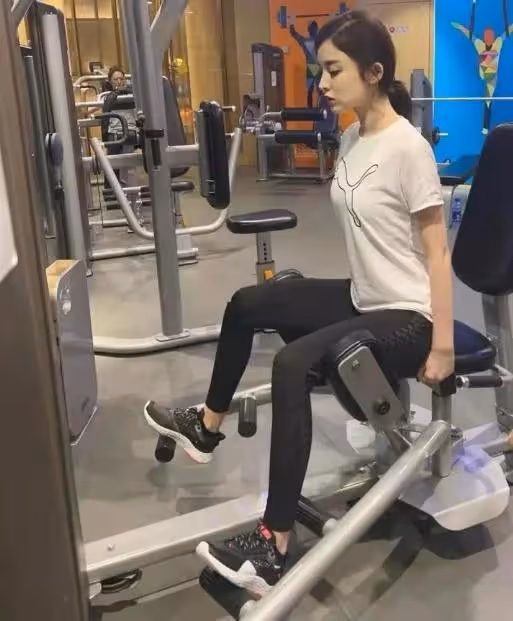 古力娜扎秀「沙漏身材」,半透明衣服搶鏡,網友:這身材我羨慕了