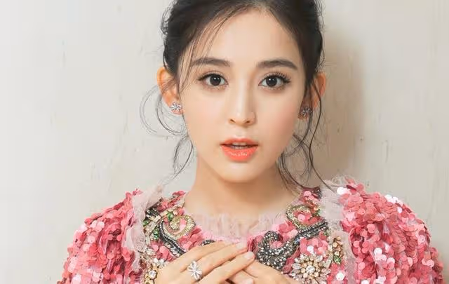 古力娜扎秀「沙漏身材」，半透明衣服搶鏡，網友：這身材我羨慕了