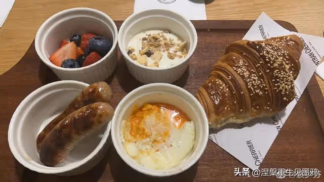 蔡少芬情人節夜晚收到驚喜，隔空對張晉說:愛你，愛你