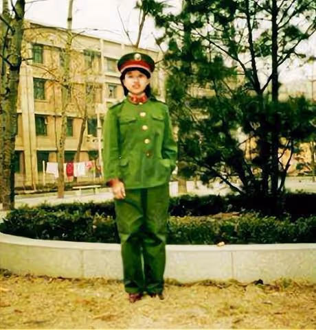 韓紅自稱18歲時顏值較高,楊冪也比不上她,照片證明韓紅說的沒錯
