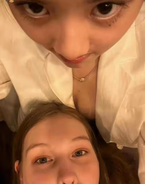 未成年的黃多多再曬「深V」照,網友齊罵:黃磊你養的什麼女兒?