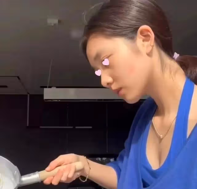 未成年的黃多多再曬「深V」照,網友齊罵:黃磊你養的什麼女兒?