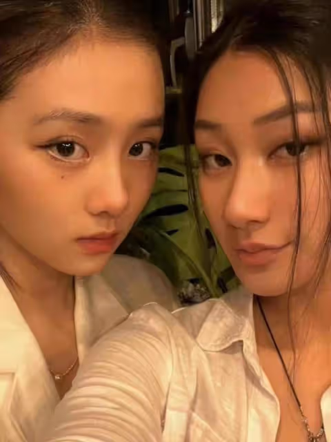 未成年的黃多多再曬「深V」照,網友齊罵:黃磊你養的什麼女兒?