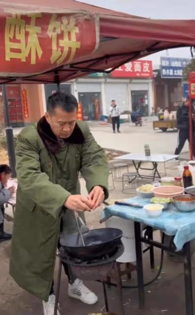 知名演員無戲可拍,回老家擺攤賣炒麵,穿百元軍大衣太落魄!