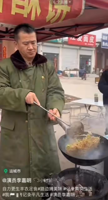 知名演員無戲可拍,回老家擺攤賣炒麵,穿百元軍大衣太落魄!
