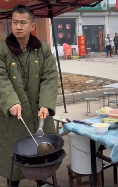 知名演員無戲可拍,回老家擺攤賣炒麵,穿百元軍大衣太落魄!