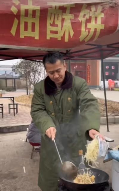 知名演員無戲可拍,回老家擺攤賣炒麵,穿百元軍大衣太落魄!