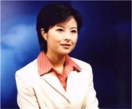 李鐵45歲的時候,娶了比自己小18歲的央視一姐張泉靈;那時的張泉靈只有27歲,追求她的人很多;很多人知道之後,都覺得不可思議