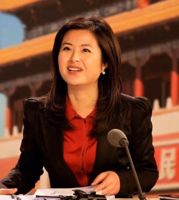 李鐵45歲的時候,娶了比自己小18歲的央視一姐張泉靈;那時的張泉靈只有27歲,追求她的人很多;很多人知道之後,都覺得不可思議