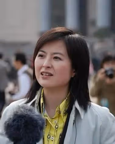 李鐵45歲的時候,娶了比自己小18歲的央視一姐張泉靈;那時的張泉靈只有27歲,追求她的人很多;很多人知道之後,都覺得不可思議