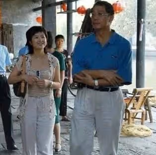 李鐵45歲的時候,娶了比自己小18歲的央視一姐張泉靈;那時的張泉靈只有27歲,追求她的人很多;很多人知道之後,都覺得不可思議