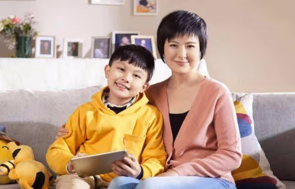 李鐵45歲的時候,娶了比自己小18歲的央視一姐張泉靈;那時的張泉靈只有27歲,追求她的人很多;很多人知道之後,都覺得不可思議
