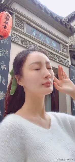 王李丹妮近照,靈動優雅、嬌俏可人,她現在變得更加知性、賢淑