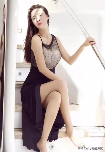 王李丹妮近照,靈動優雅、嬌俏可人,她現在變得更加知性、賢淑