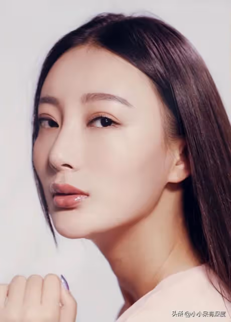 王李丹妮近照,靈動優雅、嬌俏可人,她現在變得更加知性、賢淑