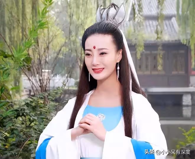 王李丹妮近照,靈動優雅、嬌俏可人,她現在變得更加知性、賢淑