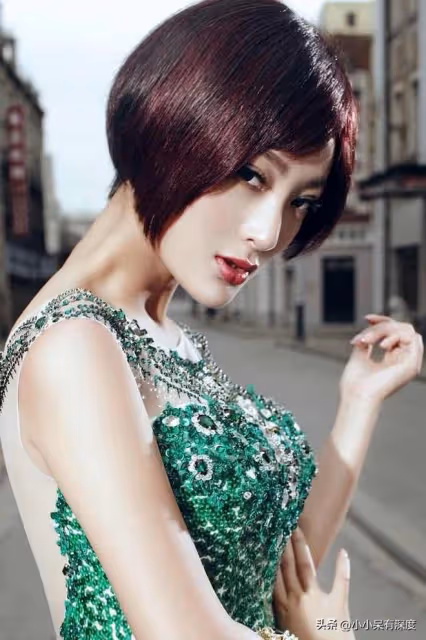 王李丹妮近照,靈動優雅、嬌俏可人,她現在變得更加知性、賢淑