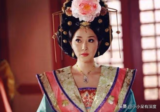 王李丹妮近照,靈動優雅、嬌俏可人,她現在變得更加知性、賢淑