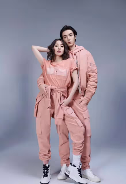 情人節：金莎官宣戀愛，周杰倫送花又下廚，張傑卻對謝娜很敷衍！