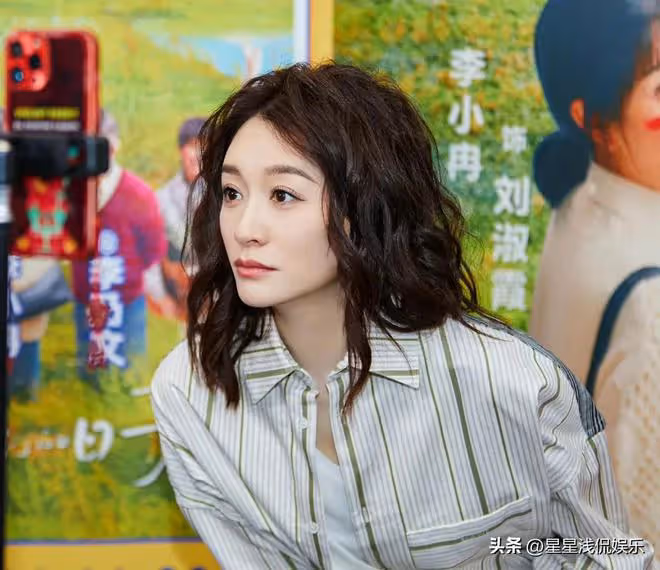 李小冉李乃文同框,一黑一白對比強烈,同年齡段看起來卻像父女
