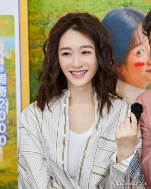 李小冉李乃文同框,一黑一白對比強烈,同年齡段看起來卻像父女