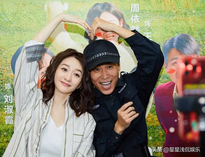 李小冉李乃文同框,一黑一白對比強烈,同年齡段看起來卻像父女