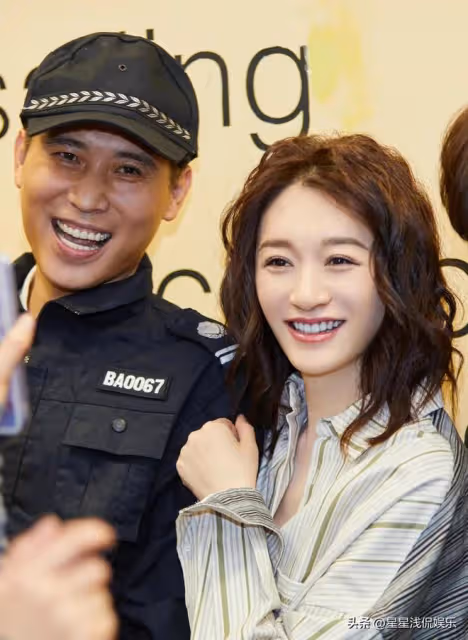 李小冉李乃文同框,一黑一白對比強烈,同年齡段看起來卻像父女