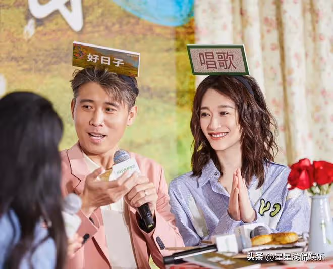 李小冉李乃文同框,一黑一白對比強烈,同年齡段看起來卻像父女