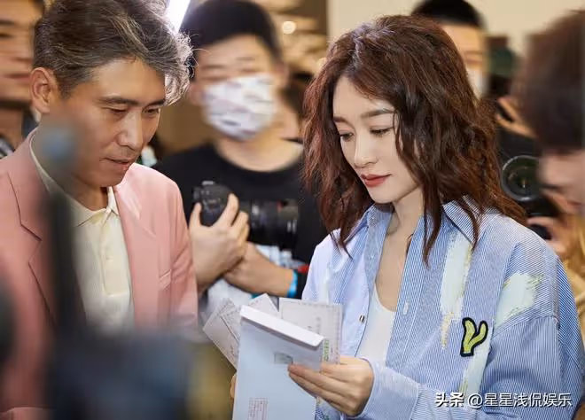 李小冉李乃文同框,一黑一白對比強烈,同年齡段看起來卻像父女