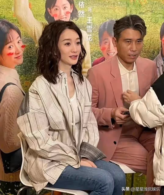 李小冉李乃文同框,一黑一白對比強烈,同年齡段看起來卻像父女
